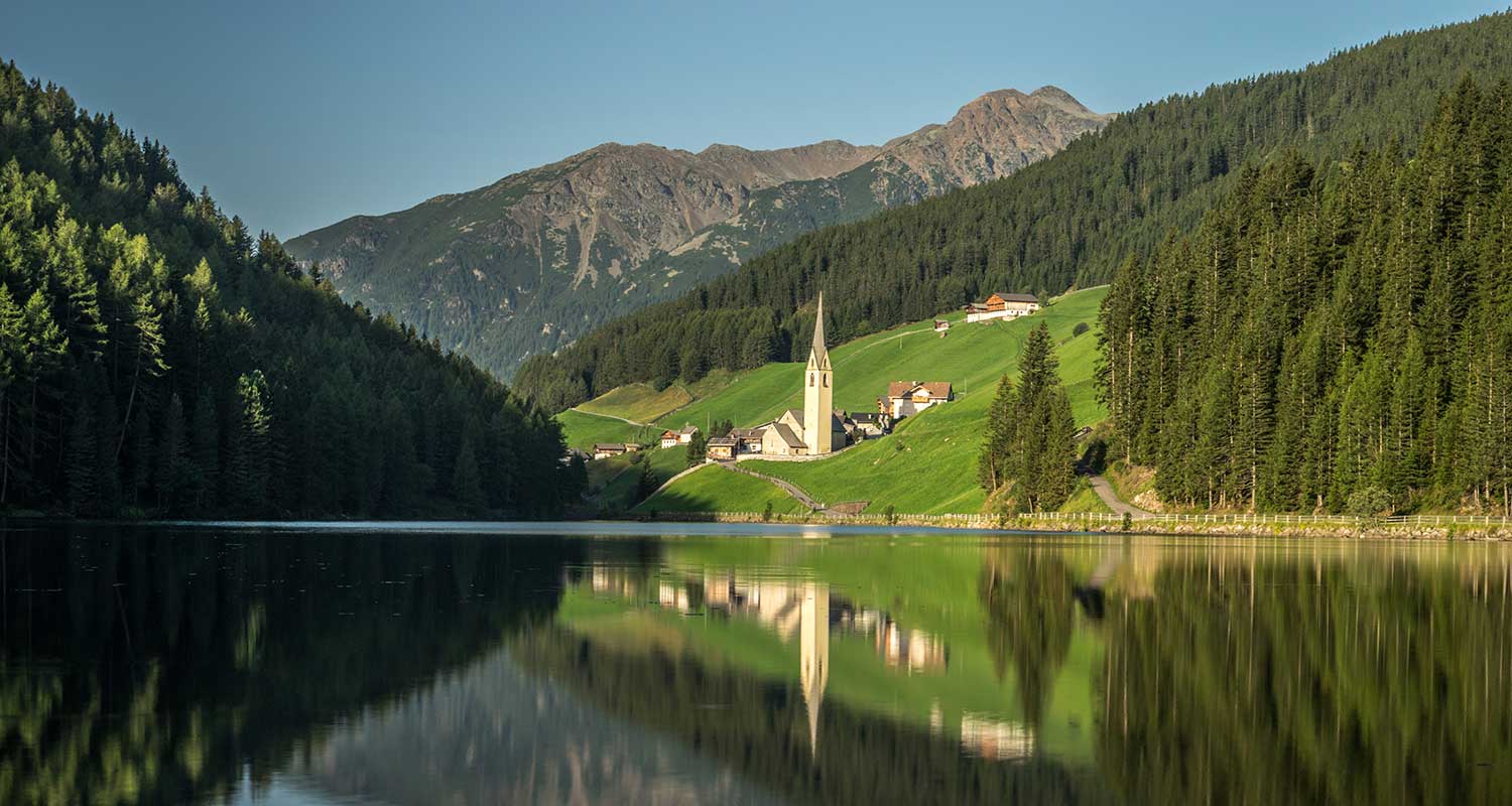 Bildergalerie - Aktiv - See mit Kirche im Hintergrund - Matill