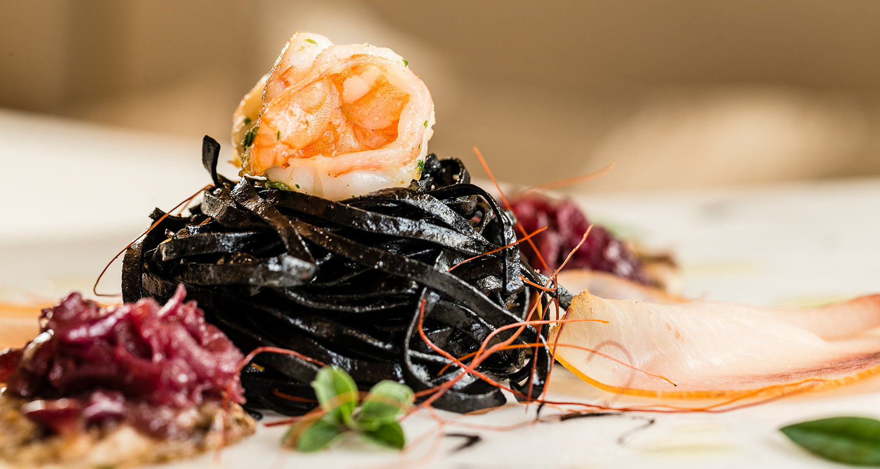Impressioni - foto dettaglio, tagliatelle nere con gamberi - Matill
