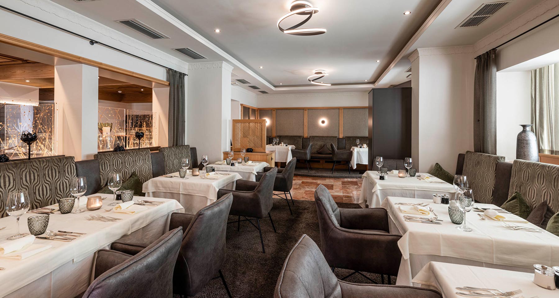 Bildergalerie - Impressionen - Speisesaal mit gedeckten Tischen - Matill