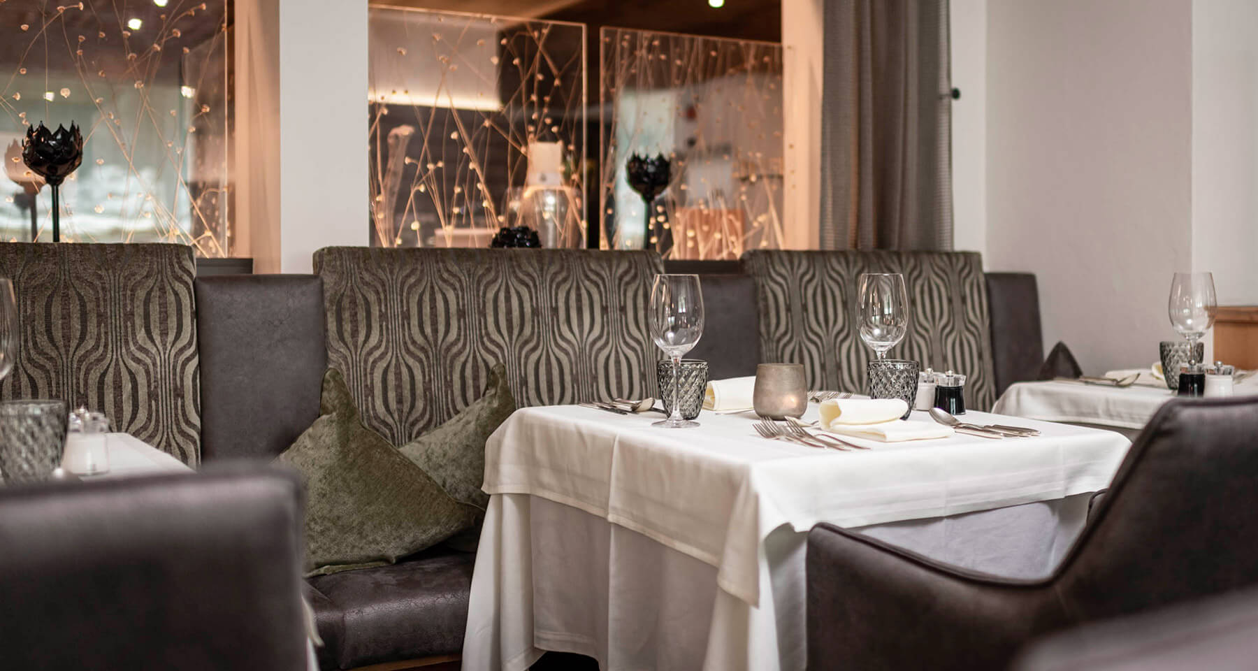 Bildergalerie - Impressionen - Genuss Speisesaal mit Detailaufnahme Tisch - Matill