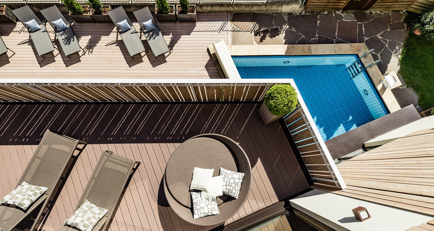 Bildergalerie - Ansicht von oben - Terasse mit Pool & Sonnenliegen - Matill