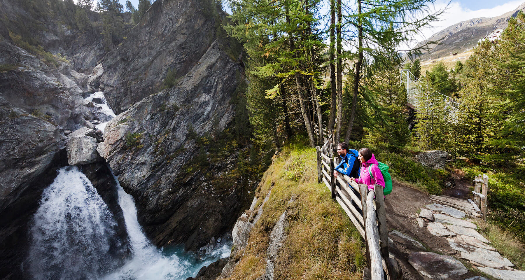 Bildergalerie - Aktiv - Familie bestaunt Wasserfall im Vinschgau - Matill