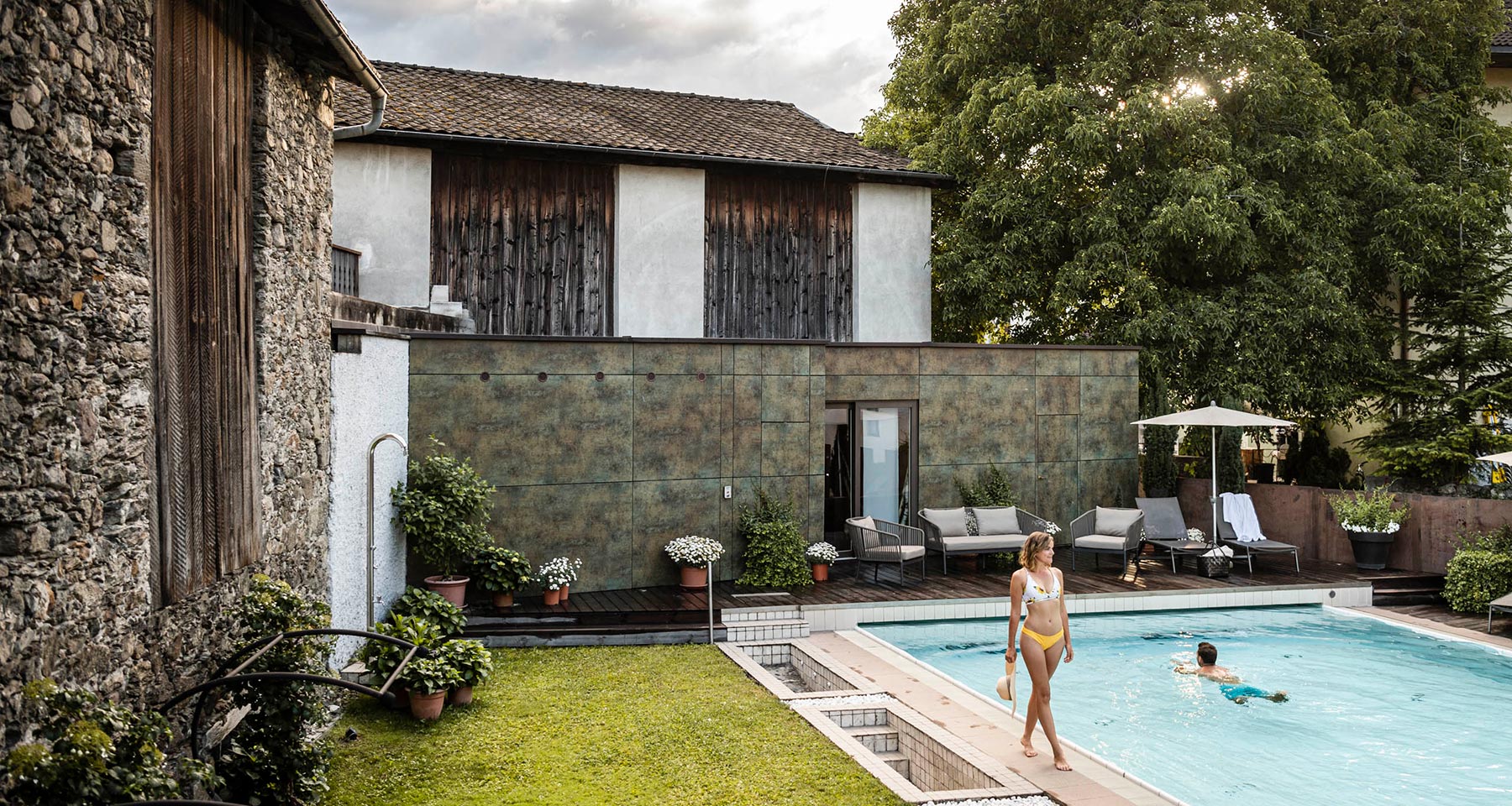 Bildergalerie - SPA - Mann schwimmt im Pool & Frau geht am Rand - Matill