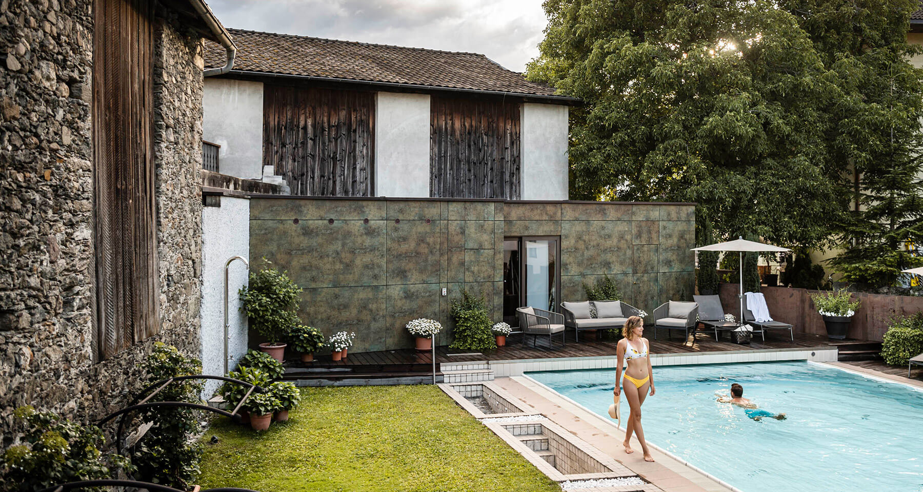 Bildergalerie - Impressionen - SPA - Mann schwimmt im Pool & Frau geht am Rand - Matill