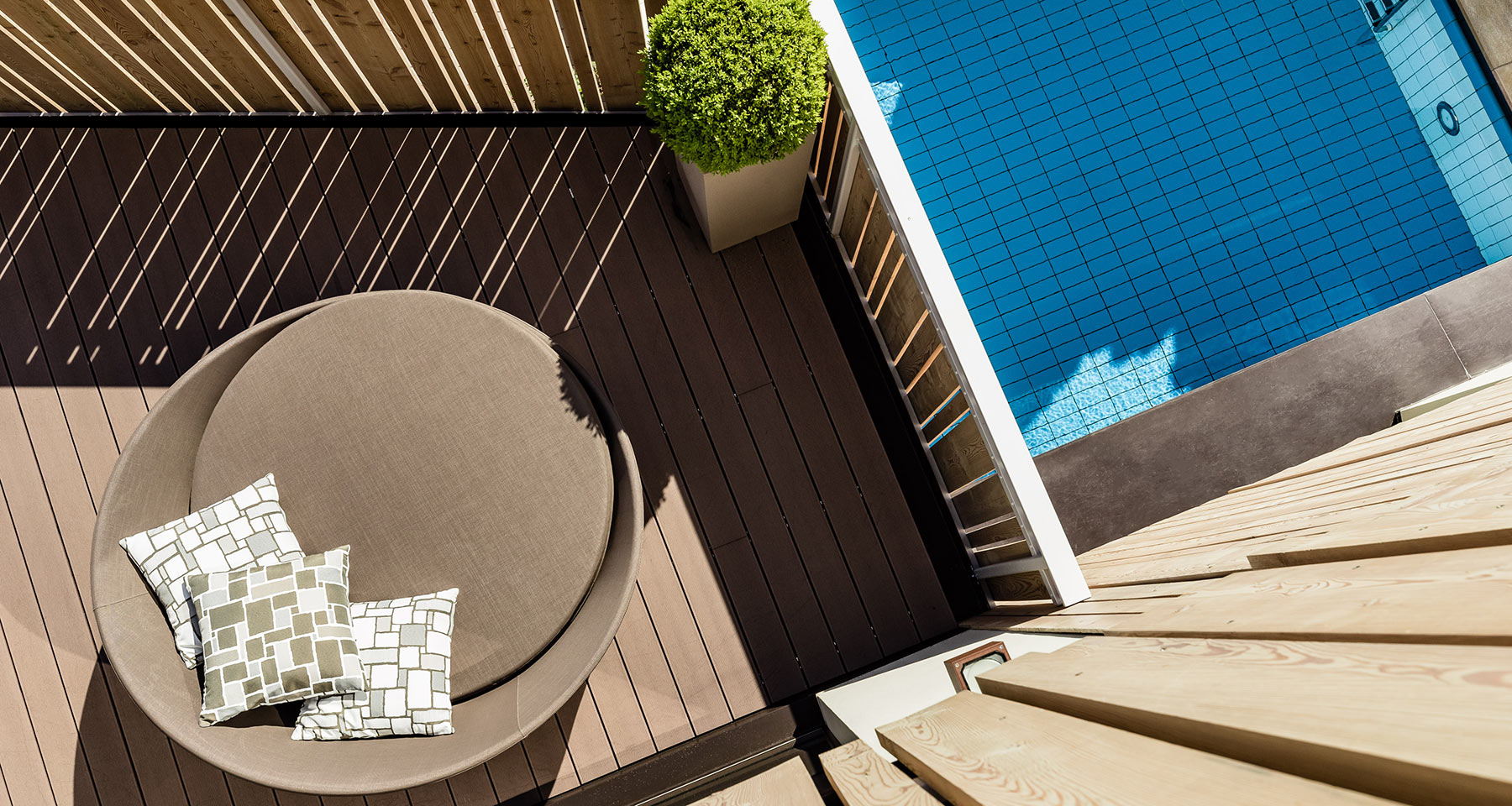 Bildergalerie - SPA - Blick von oben auf Terasse mit Ruheliege und Pool - Matill