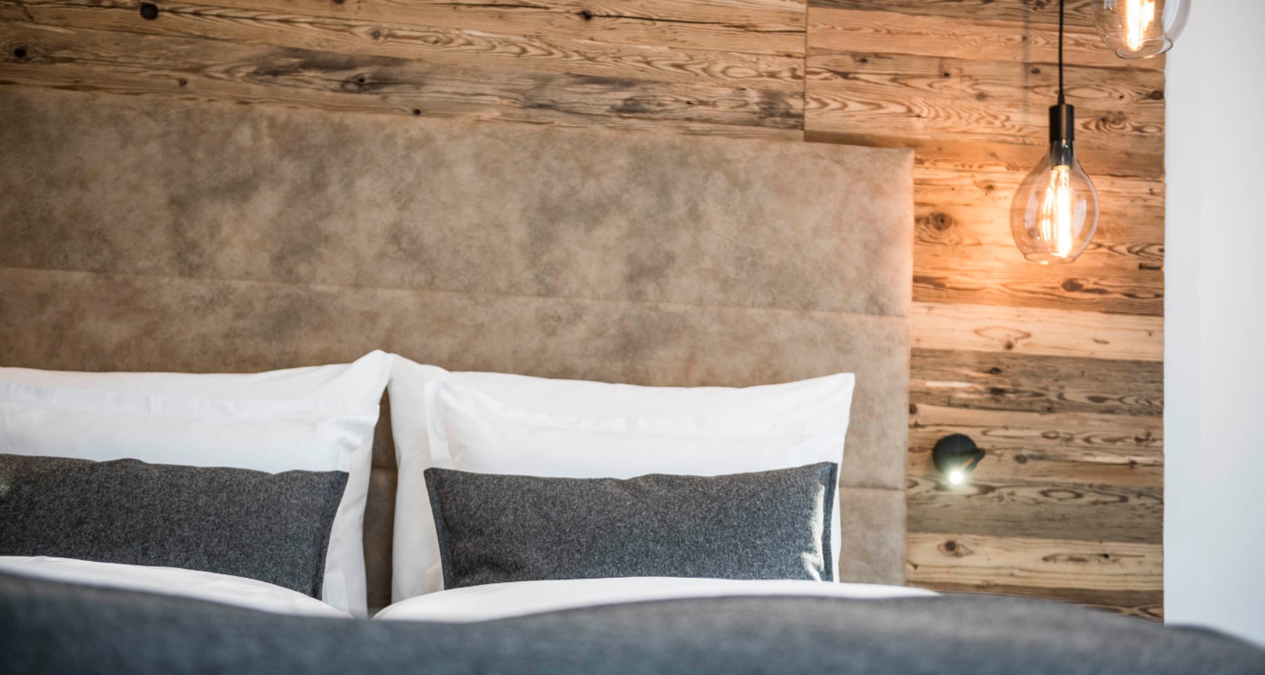 Rooms & Suites - SPA Suite Bed detail photo - Matill
