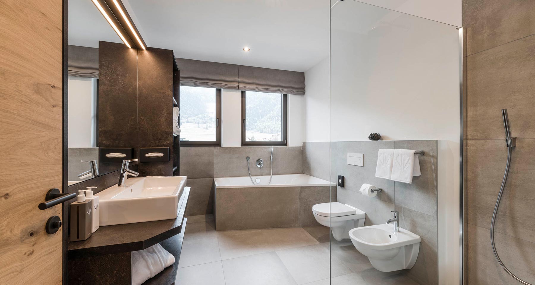 Rooms & Suites - Family Penthouse Suite Bathroom - Matill
