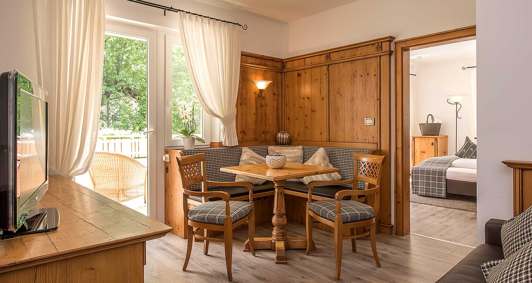 Rooms & Suites - St. Stephan Suite living - Matill
