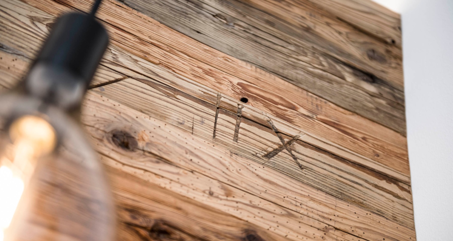 Rooms & suites - Wellness suite deluxe lamp and wooden wall - Matill
