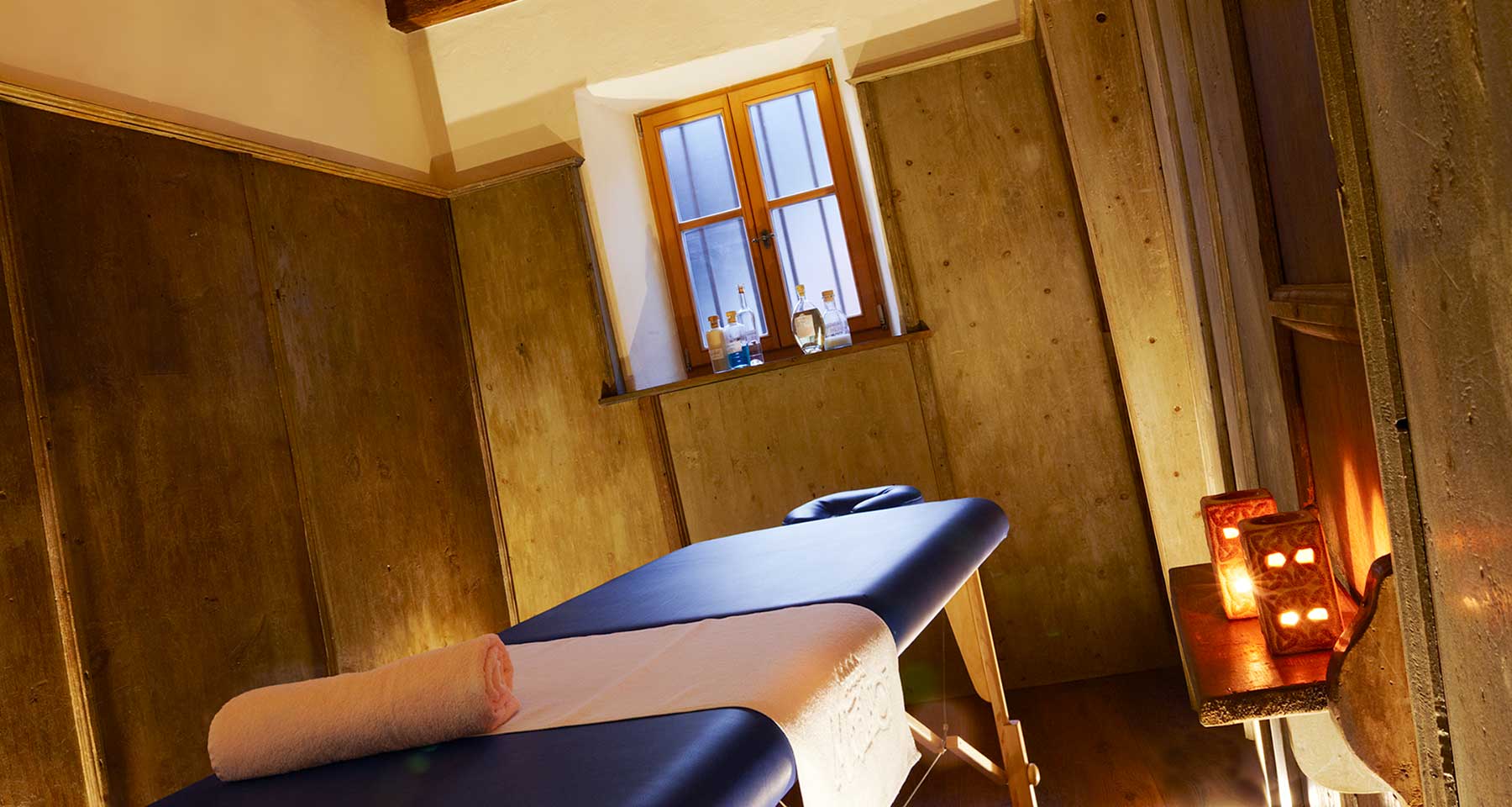 Bildergalerie - SPA - Gesund & Fit - Raum mit Massageliege - Matill