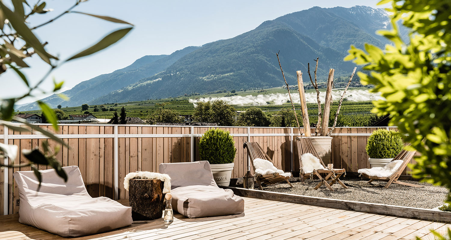 Bildergalerie - Impressionen - Terrasse mit Sonnenliegen - Matill