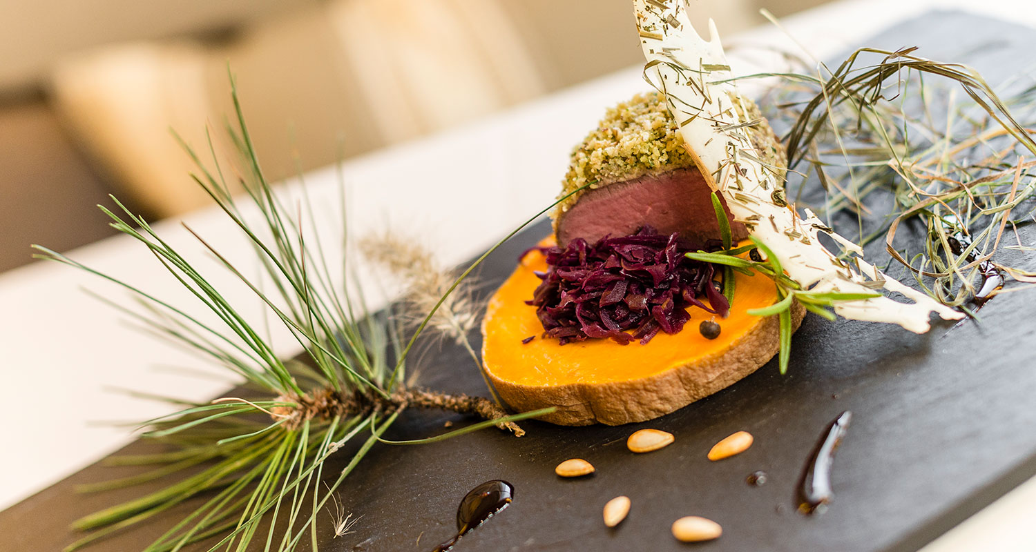 Impressioni - filetto in crosta di erbe su piatto di zucca - Matill
