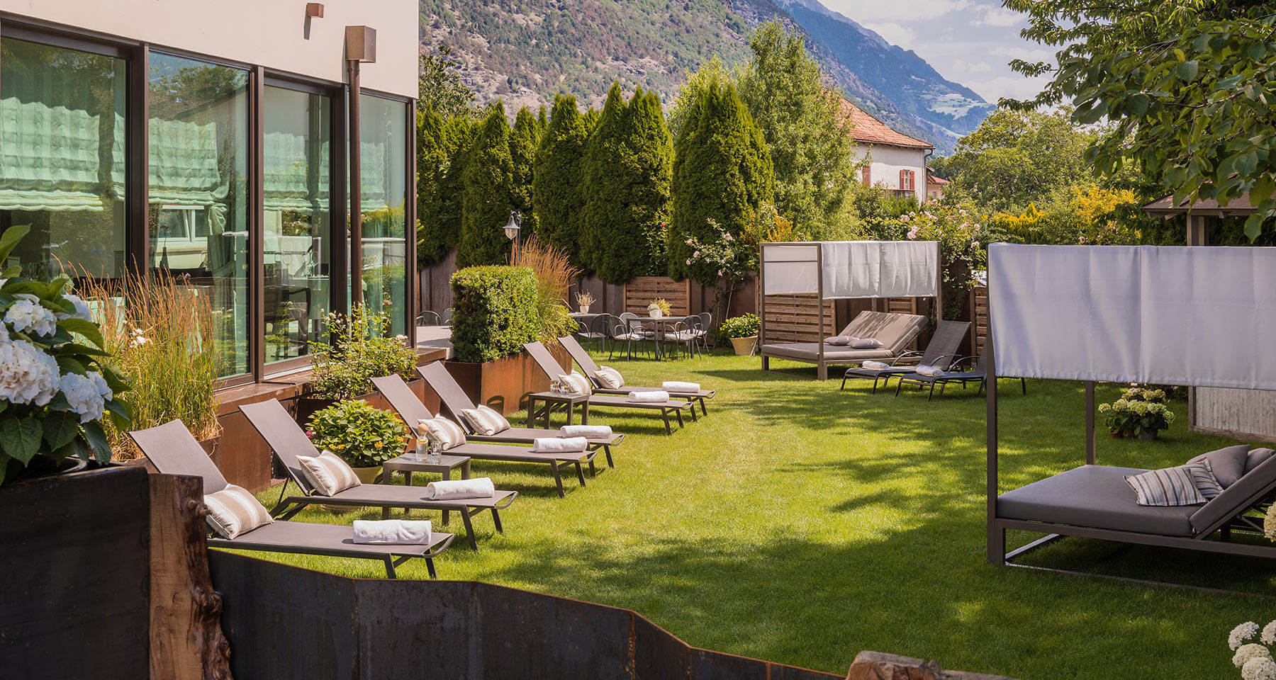 Impressioni - Il mio tempo - Vista dei lettini nel giardino- Matill