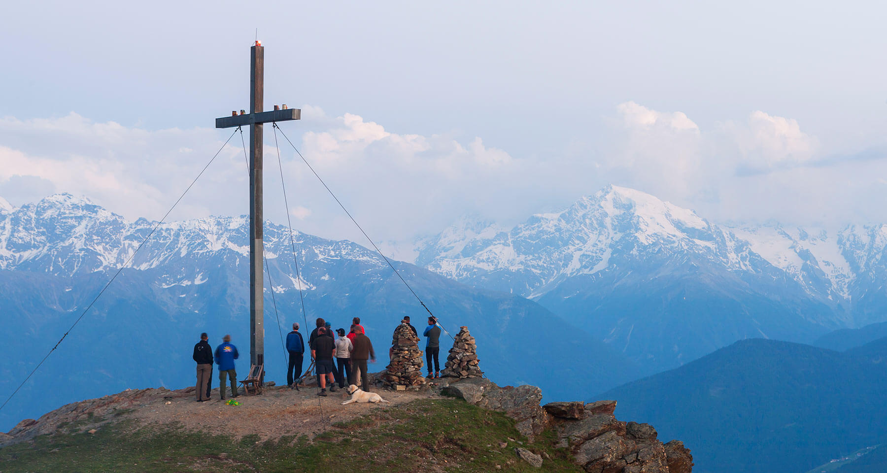 Bildergalerie - Meine Zeit - Eine Gruppe Personen am Gipfelkreuz - Matill