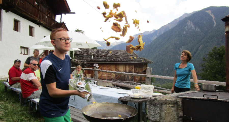 Törggelen - Terrasse mit Mann vor einem Feuer brät Kastanien - Matill