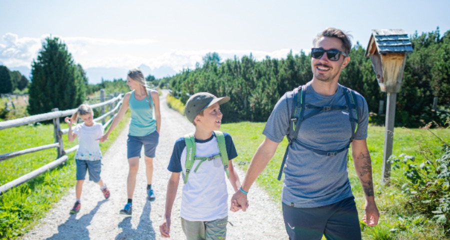 Törggelen - Terrasse mit Mann vor einem Feuer brät Kastanien - Matill