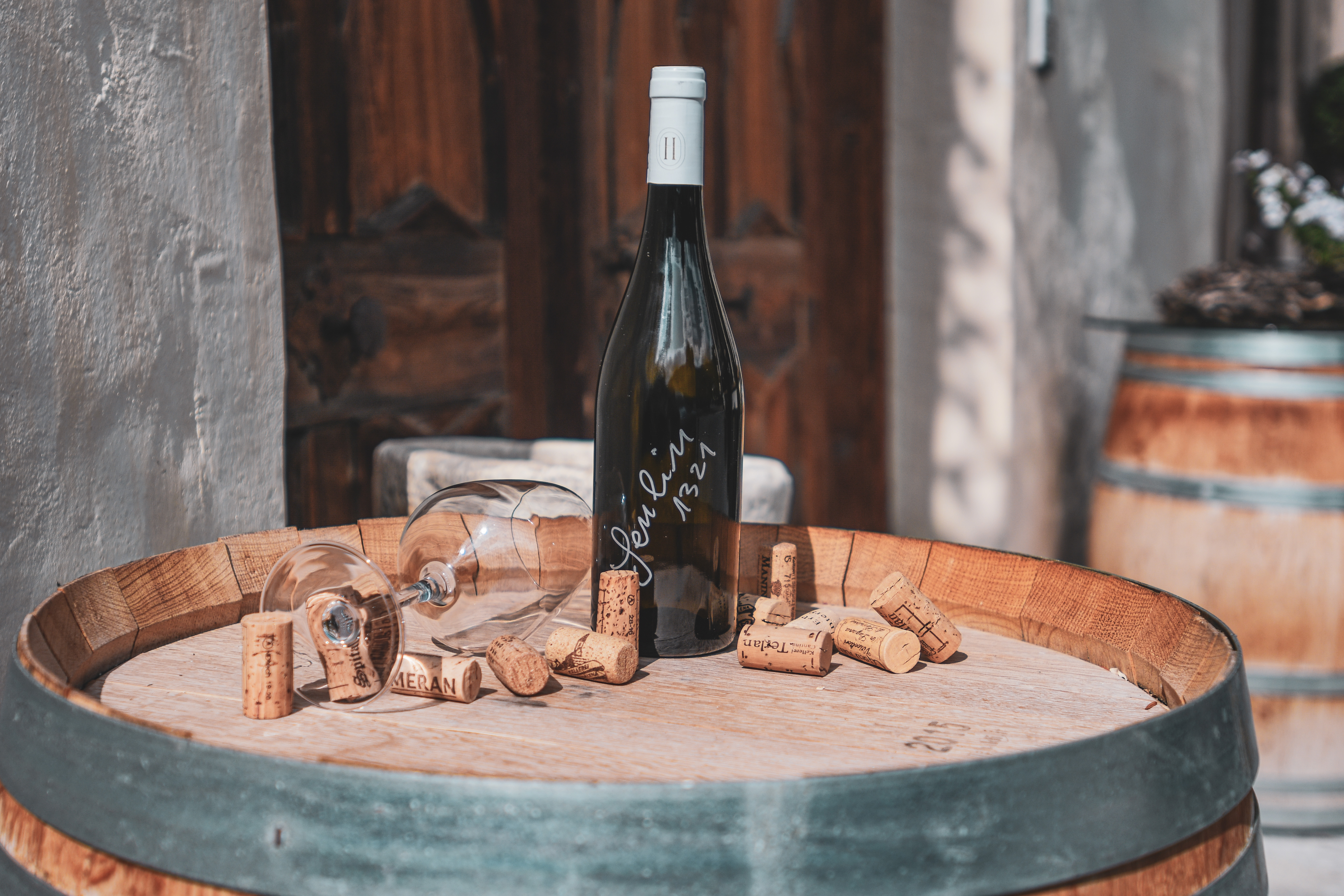 Hallo Jenlin - Detailaufnahme Wein mit Glas & Korken - Matill