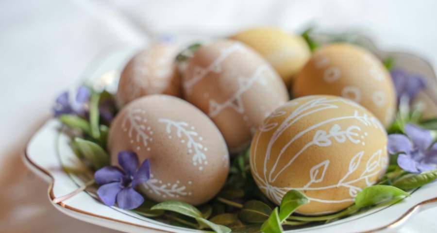 Törggelen - Terrasse mit Mann vor einem Feuer brät Kastanien - Matill