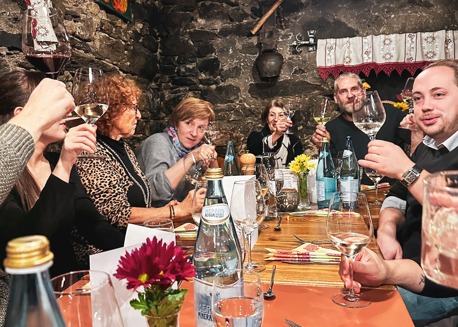 Saisonsende - Pfiat enk - Gruppe von Personen feiert - Matill