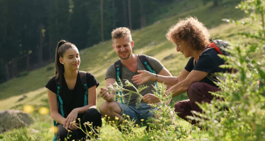 Törggelen - Terrasse mit Mann vor einem Feuer brät Kastanien - Matill
