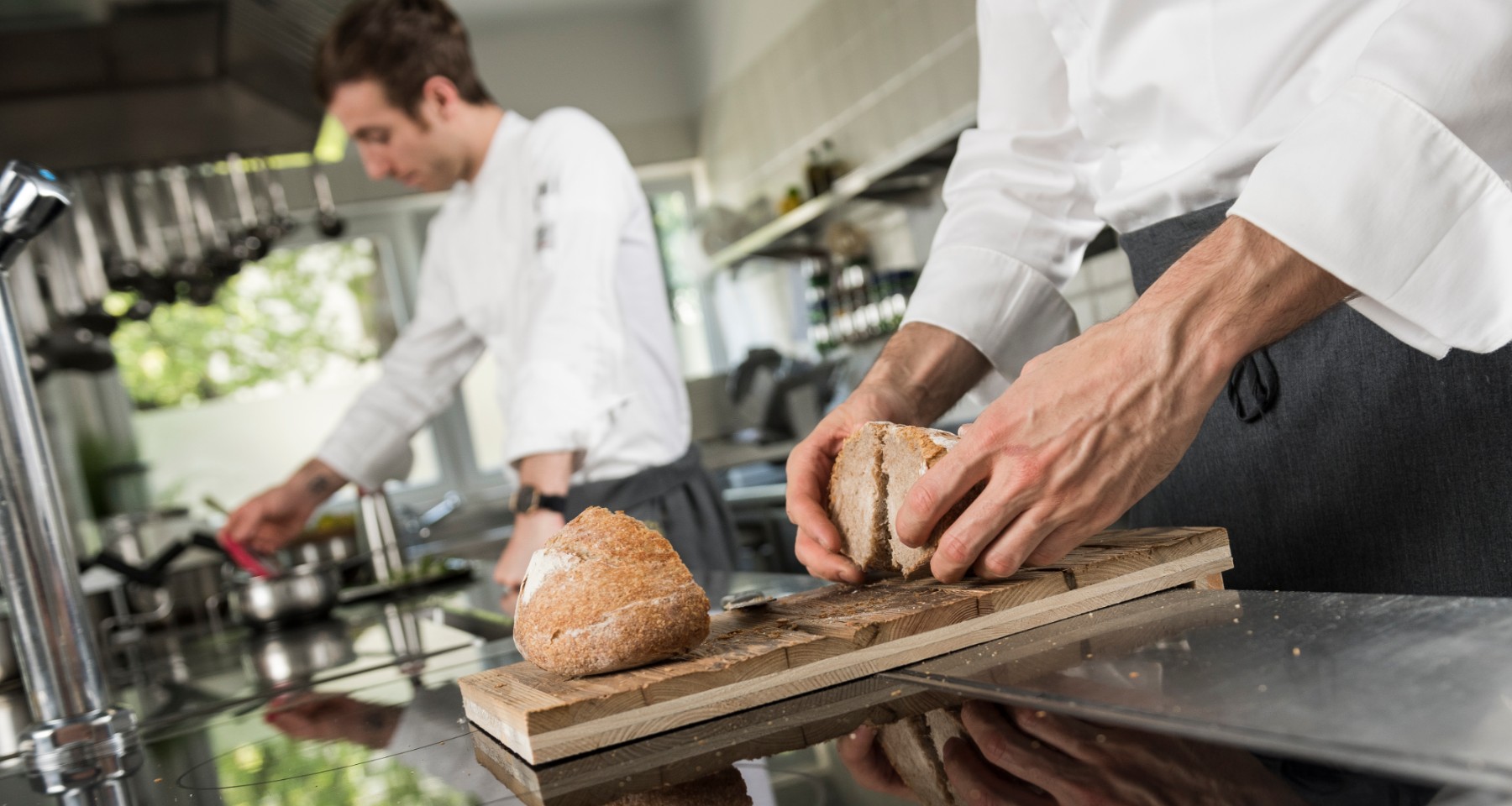 Impressioni - foto dettaglio, cuoco che prepara il pane - Matill