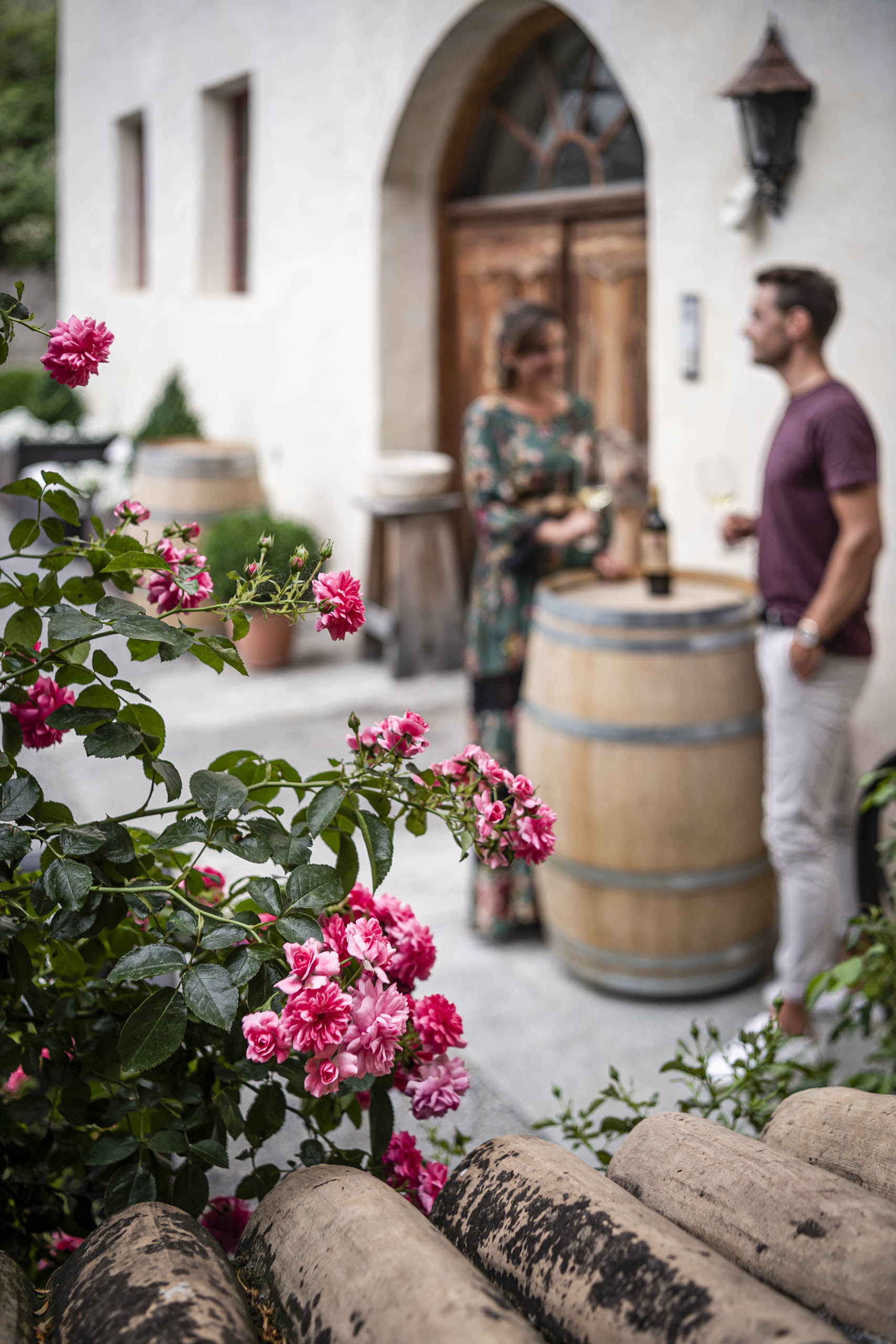Castelletto - uomo e donna bevono un bicchiere di vino - Matill