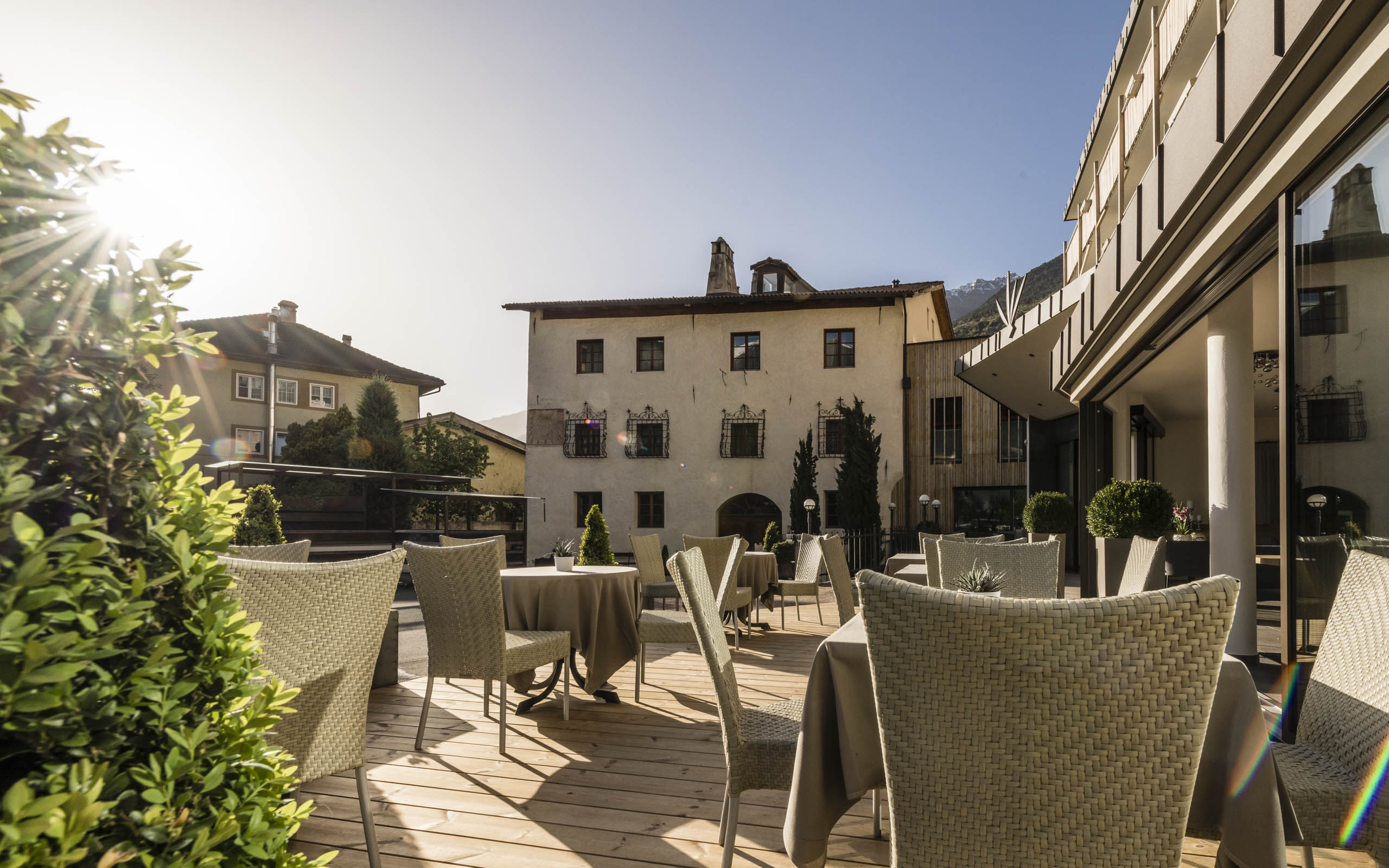 Bildergalerie - Sonnenterrasse mit Stühlen & Tischen - Matill