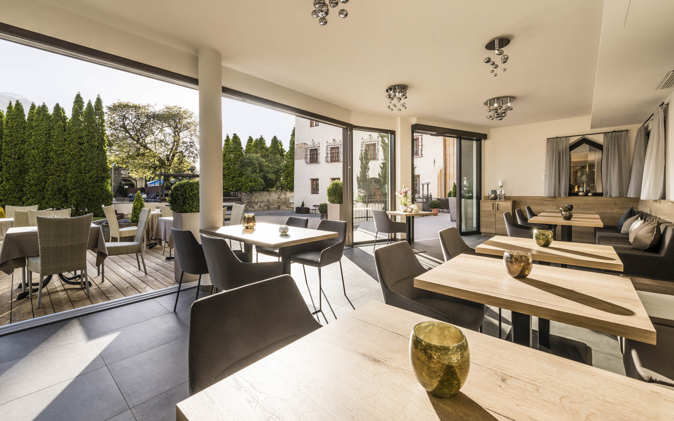 Bildergalerie - Innenansicht Raum mit Tischen & Stühlen - Matill