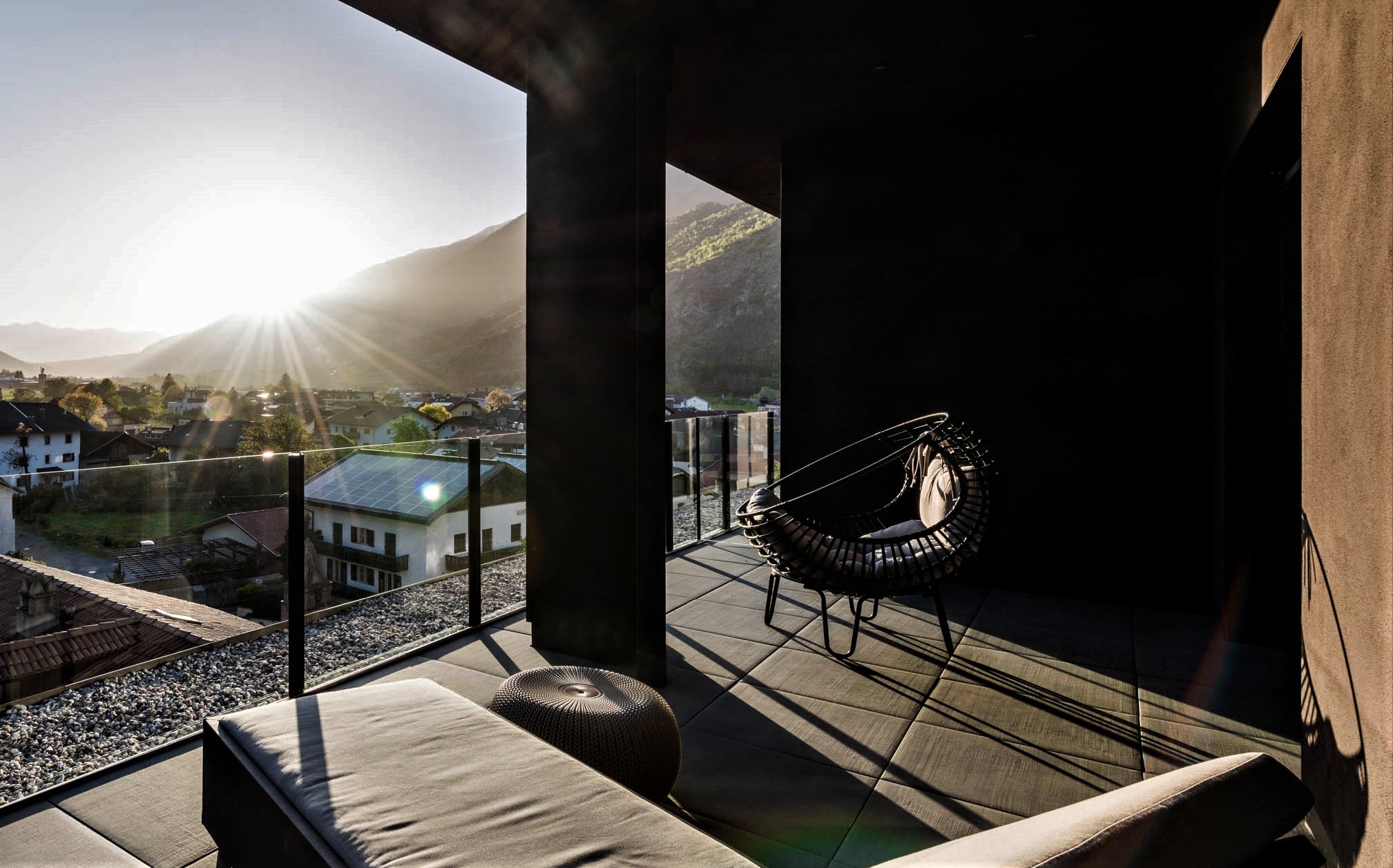 Bildergalerie - Balkon mit Liege & Stuhl in der Sonne - Matill