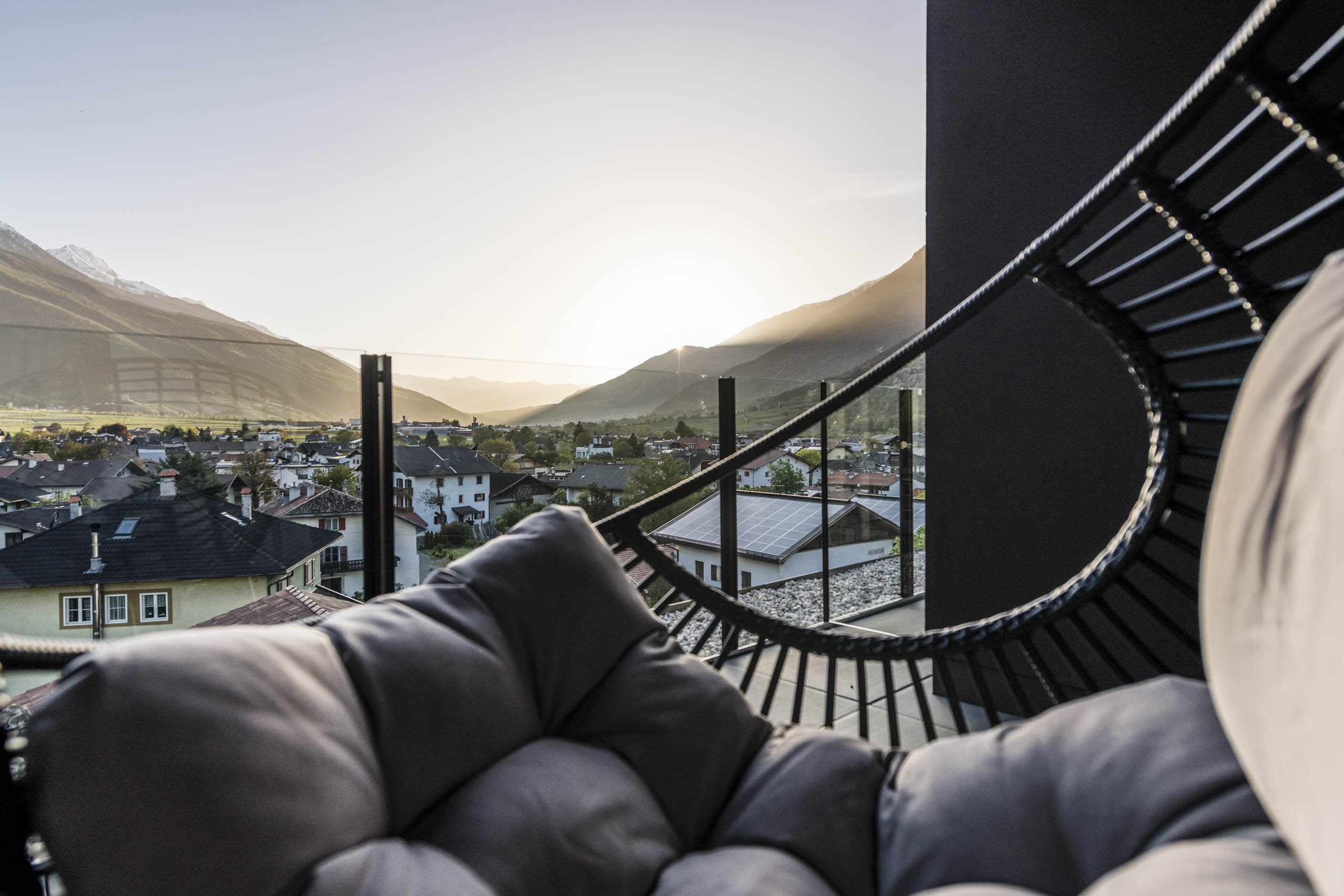 Bildergalerie - Detailaufnahme Stuhl mit Ausblick über Latsch - Matill