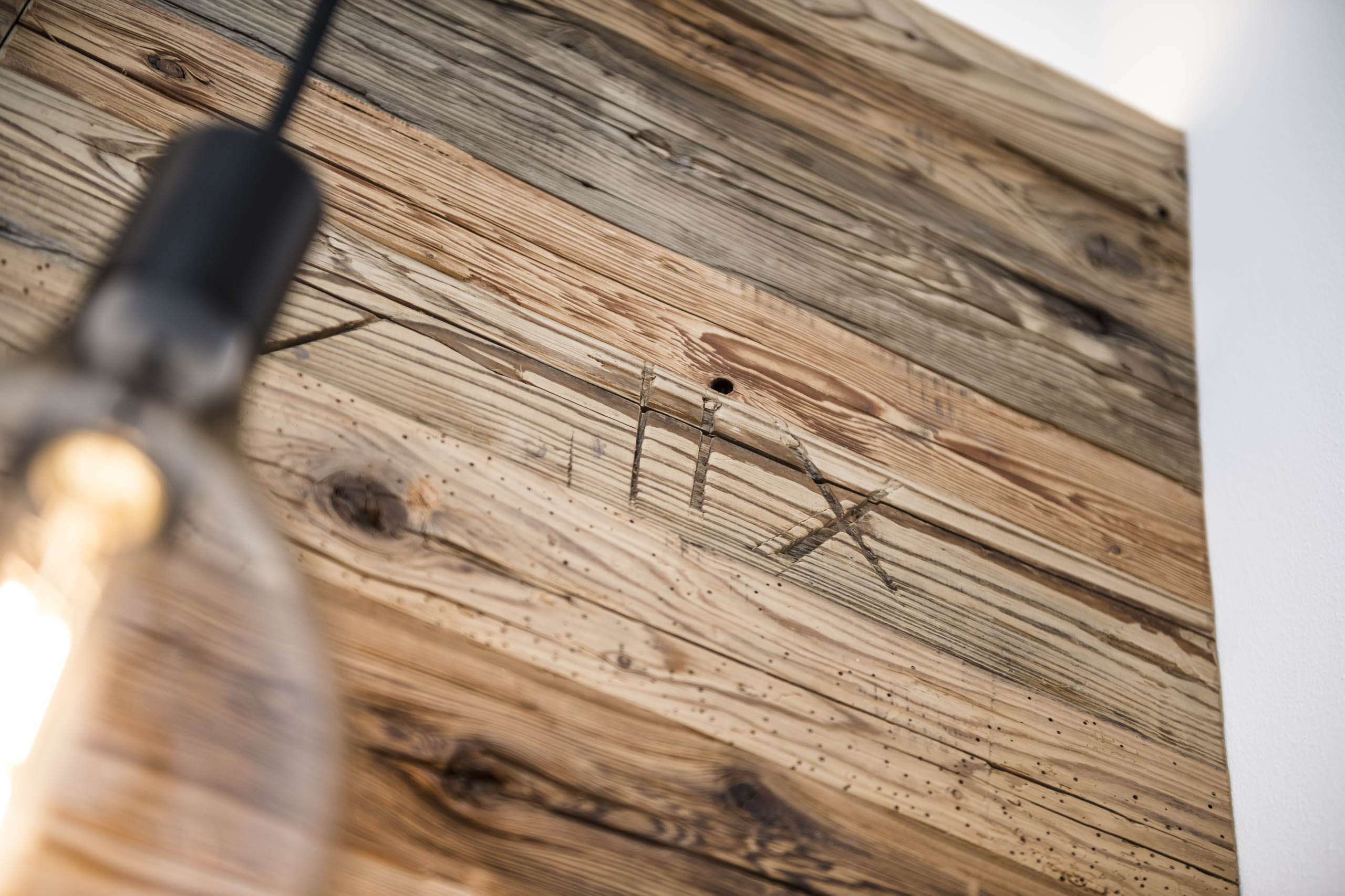 Bildergalerie - Detailaufnahme Lampe & Holzwand - Matill
