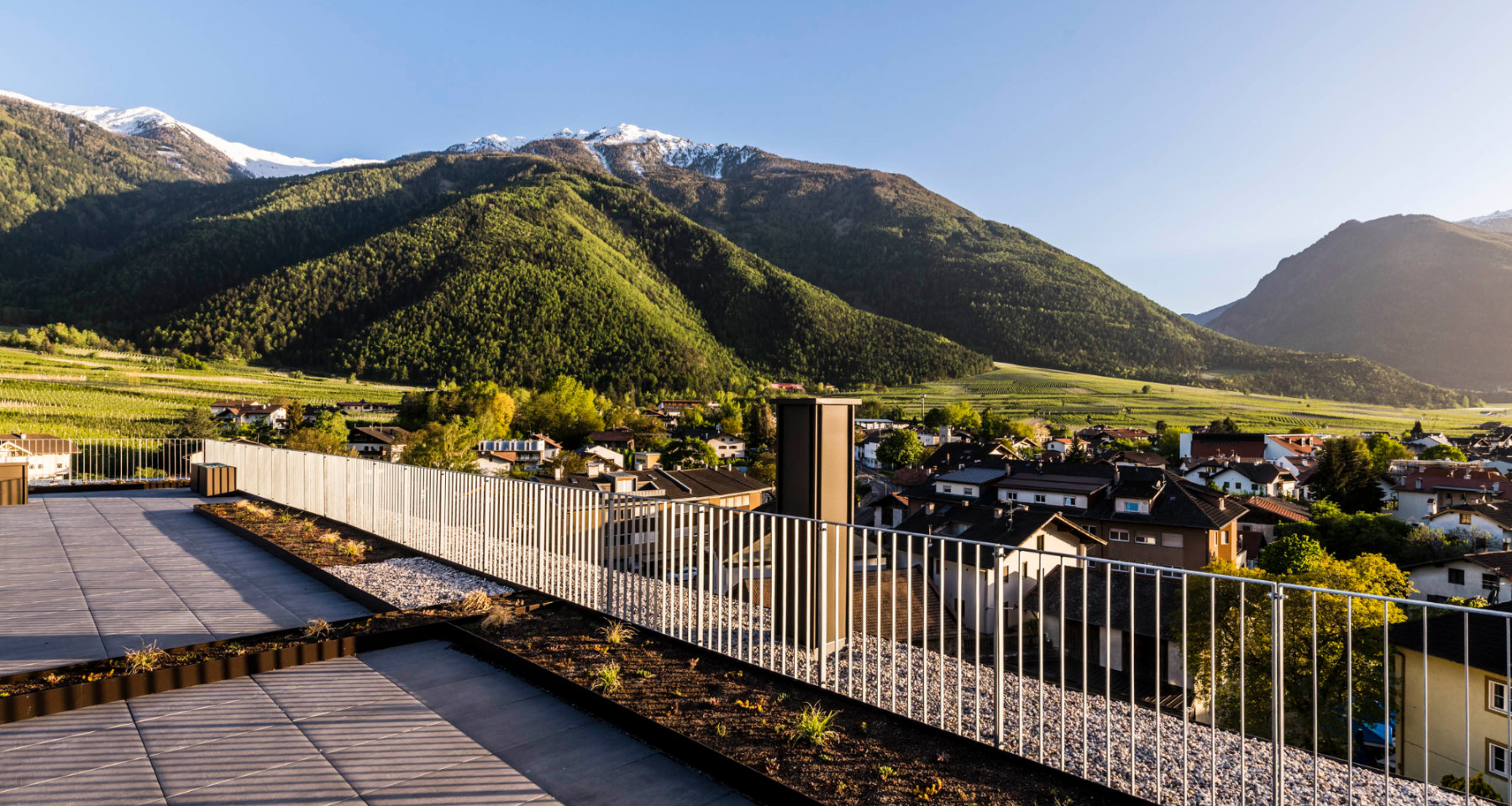 Bildergalerie - Ausblick vom Hotel über Latsch im Sommer - Matill
