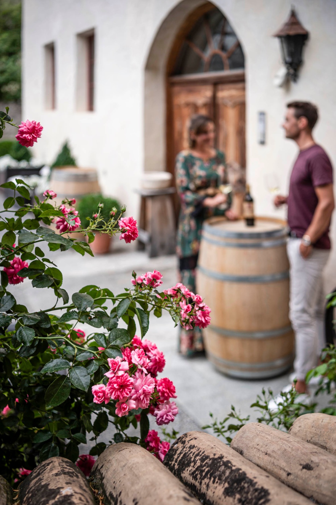 Das Schlössl - Mann & Frau trinken Wein im Freien - Matill