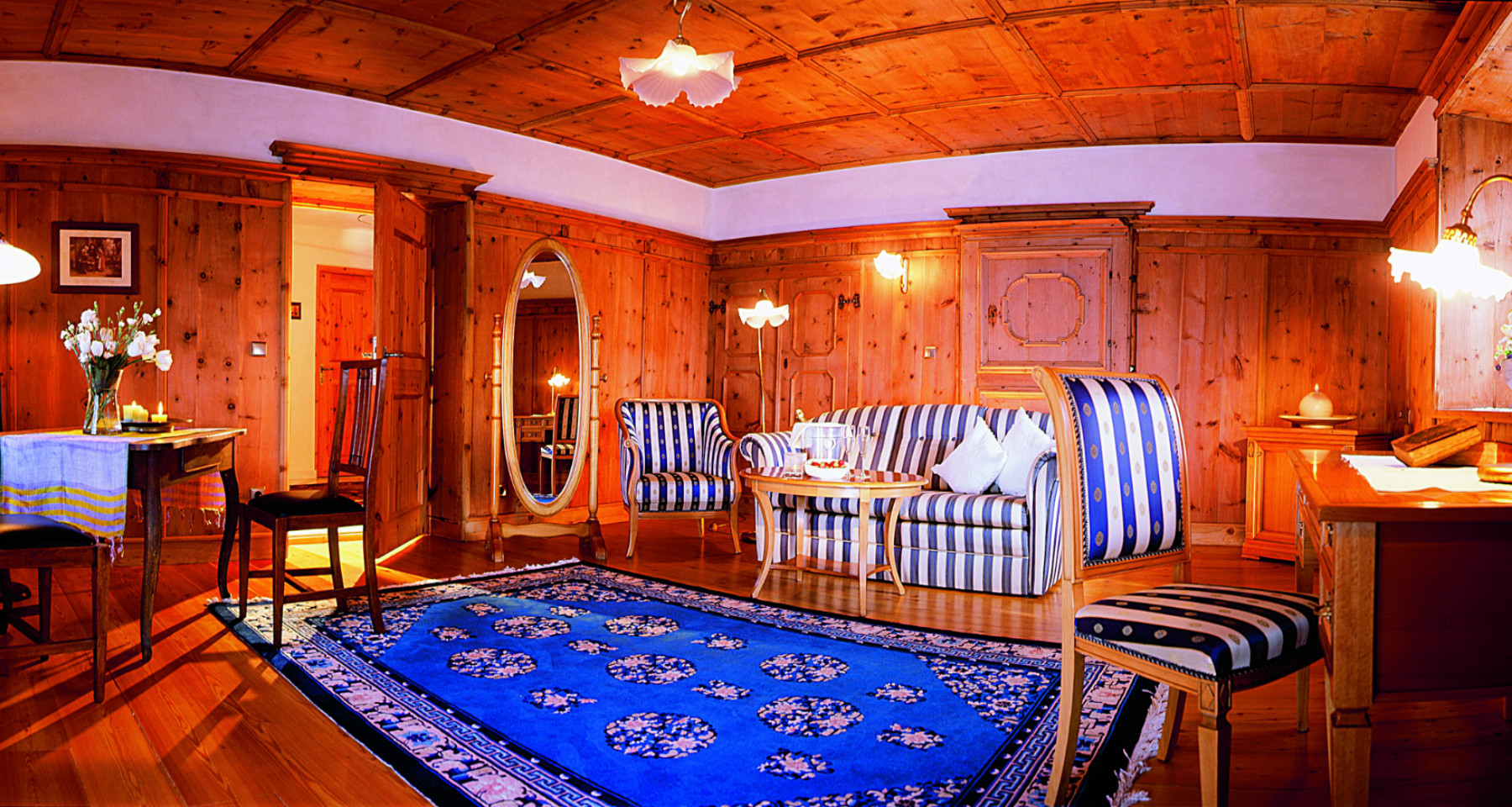 Rooms & Suites - Schloss Juval Suite living - Matill
