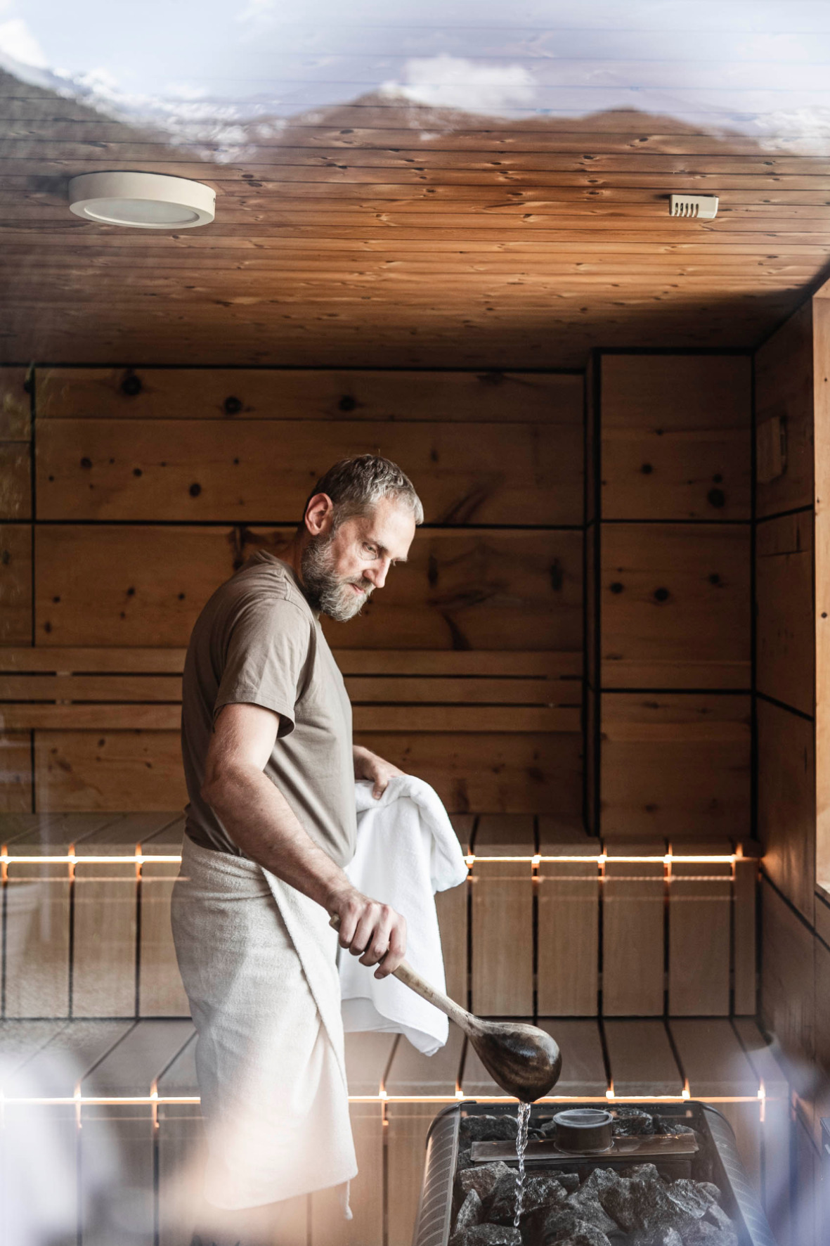 Sauna & SPA - uomo prepara infusione per la sauna - Matill