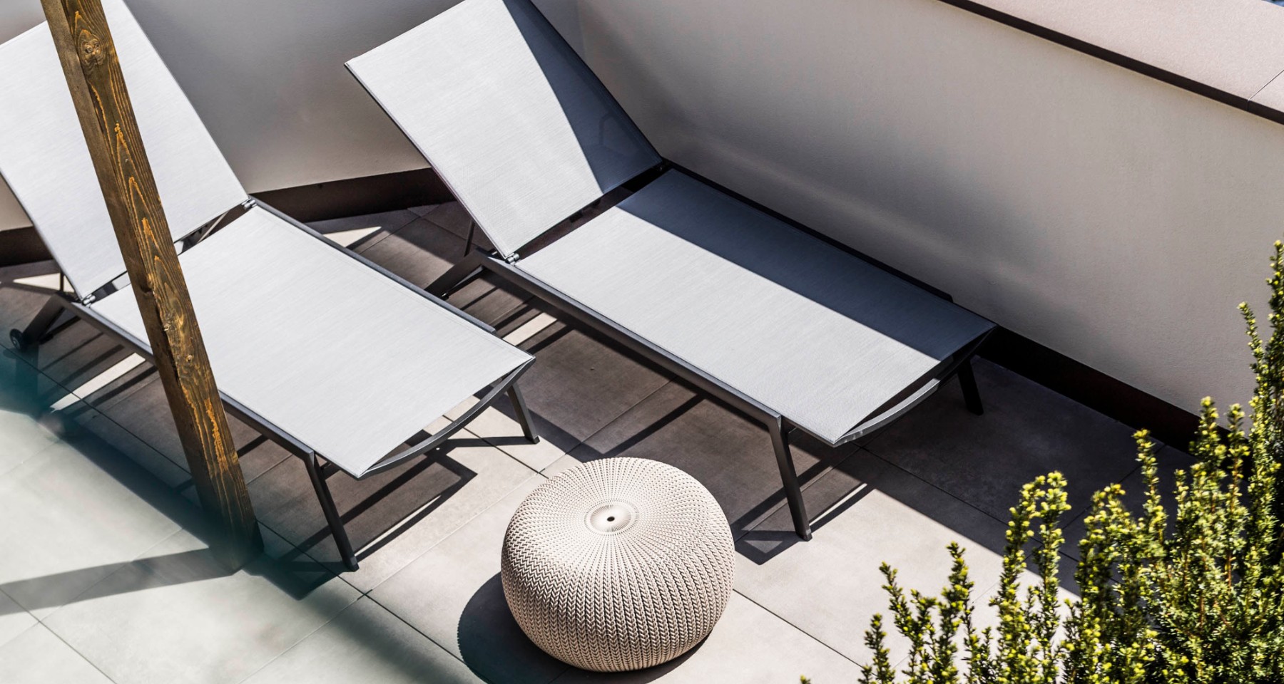Bildergalerie - Meine Zeit - Blick auf Sonnenliegen auf der Terasse - Matill