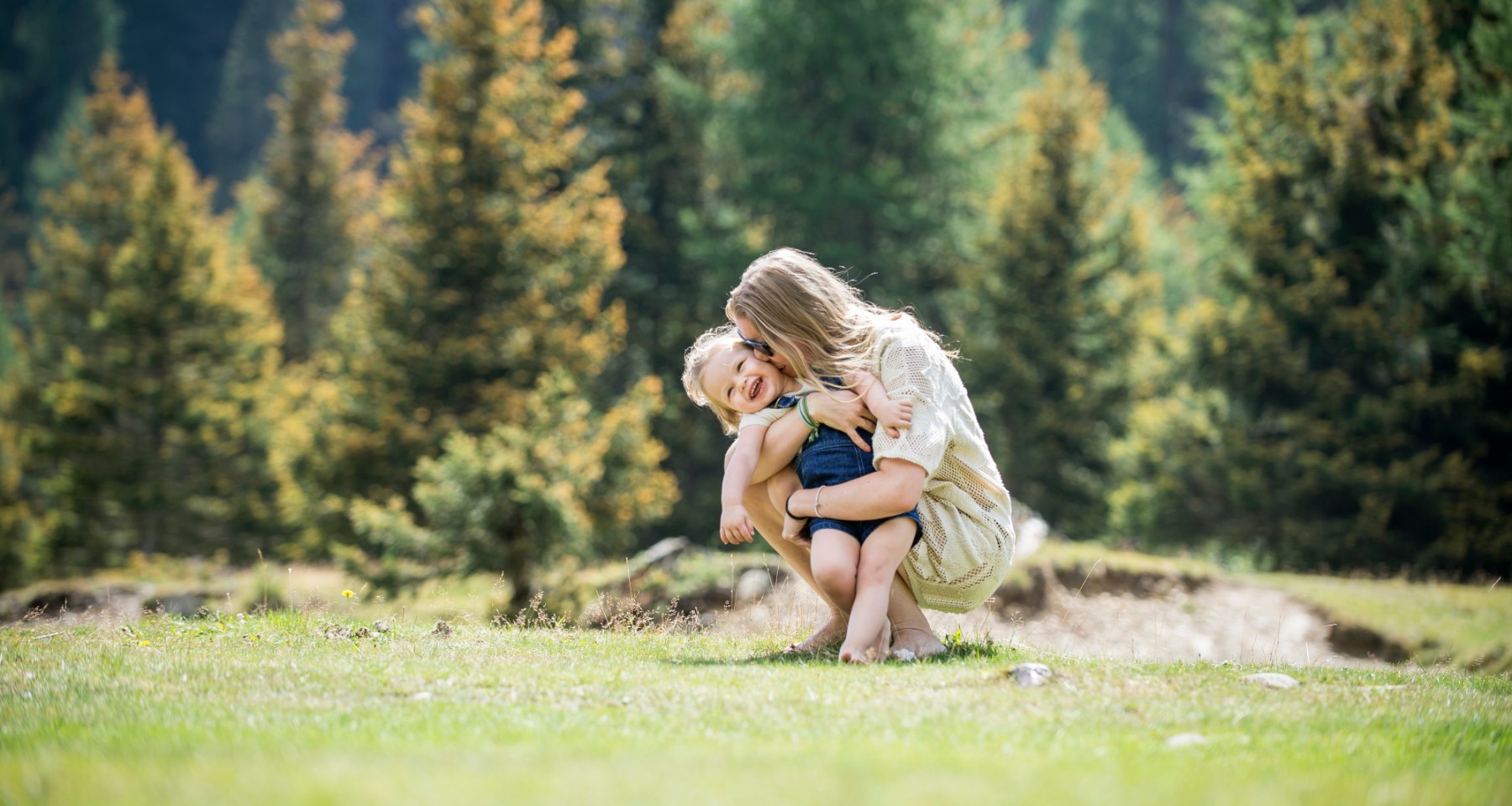 Bildergalerie - Meine Zeit - Frau spielt mit Tochter im Grünen - Matill