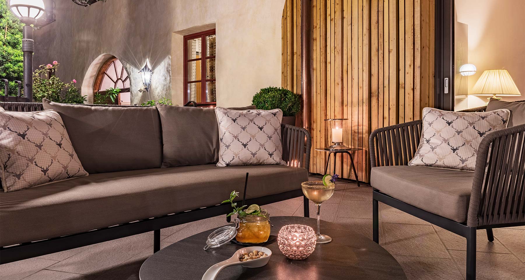 Bildergalerie - Zeit - Sitzcouch mit Tisch & Getränken - Matill