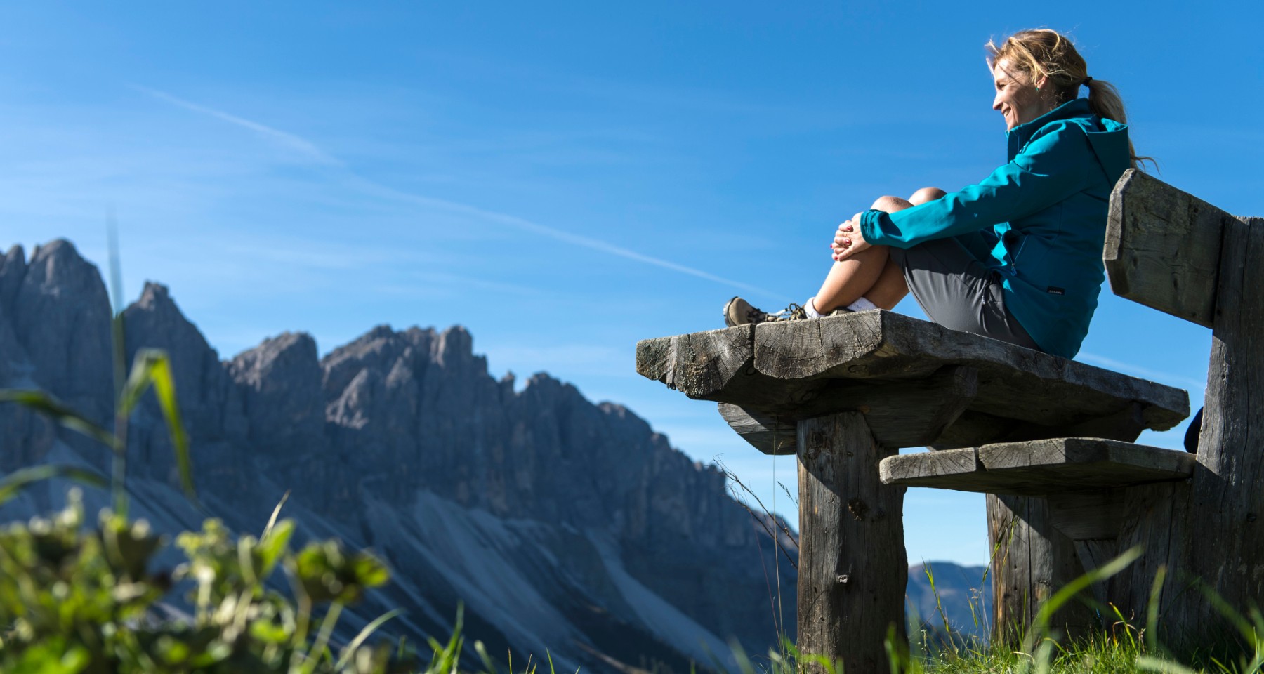 Bildergalerie - Meine Zeit - Frau sitzt auf einer Holzbank während einer Wanderung - Matill